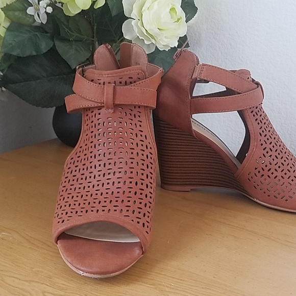 Dollhouse wedges - Picture 1 of 6